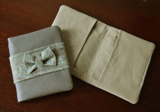 Grey Bow Card Holder 1