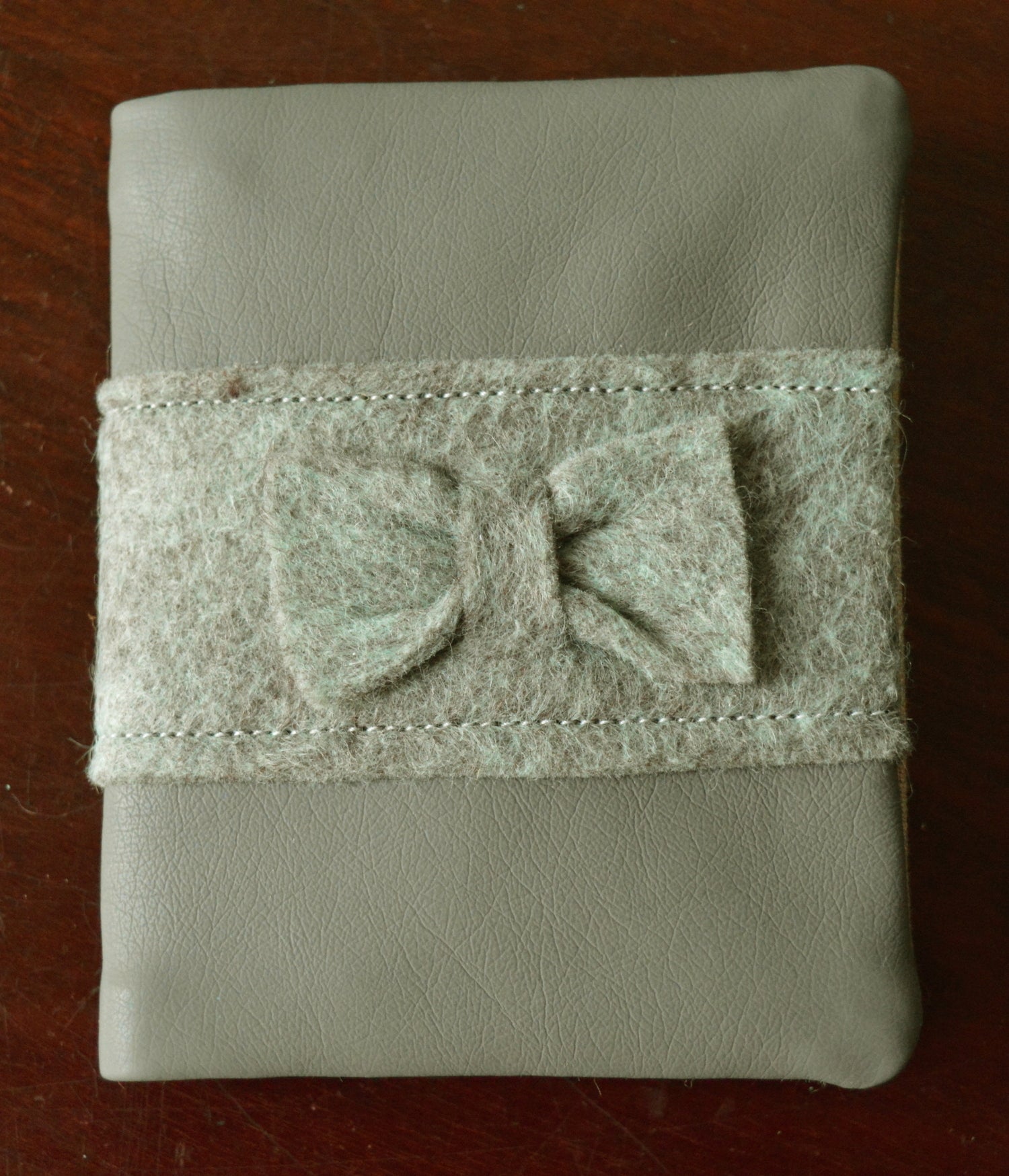 Grey Bow Card Holder 2